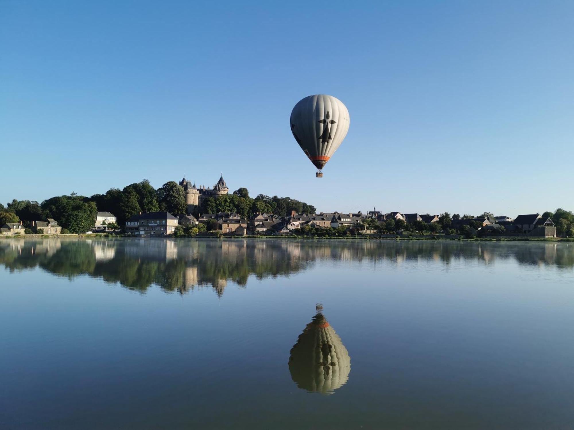 Hotel Restaurant Du Lac Комбур Экстерьер фото